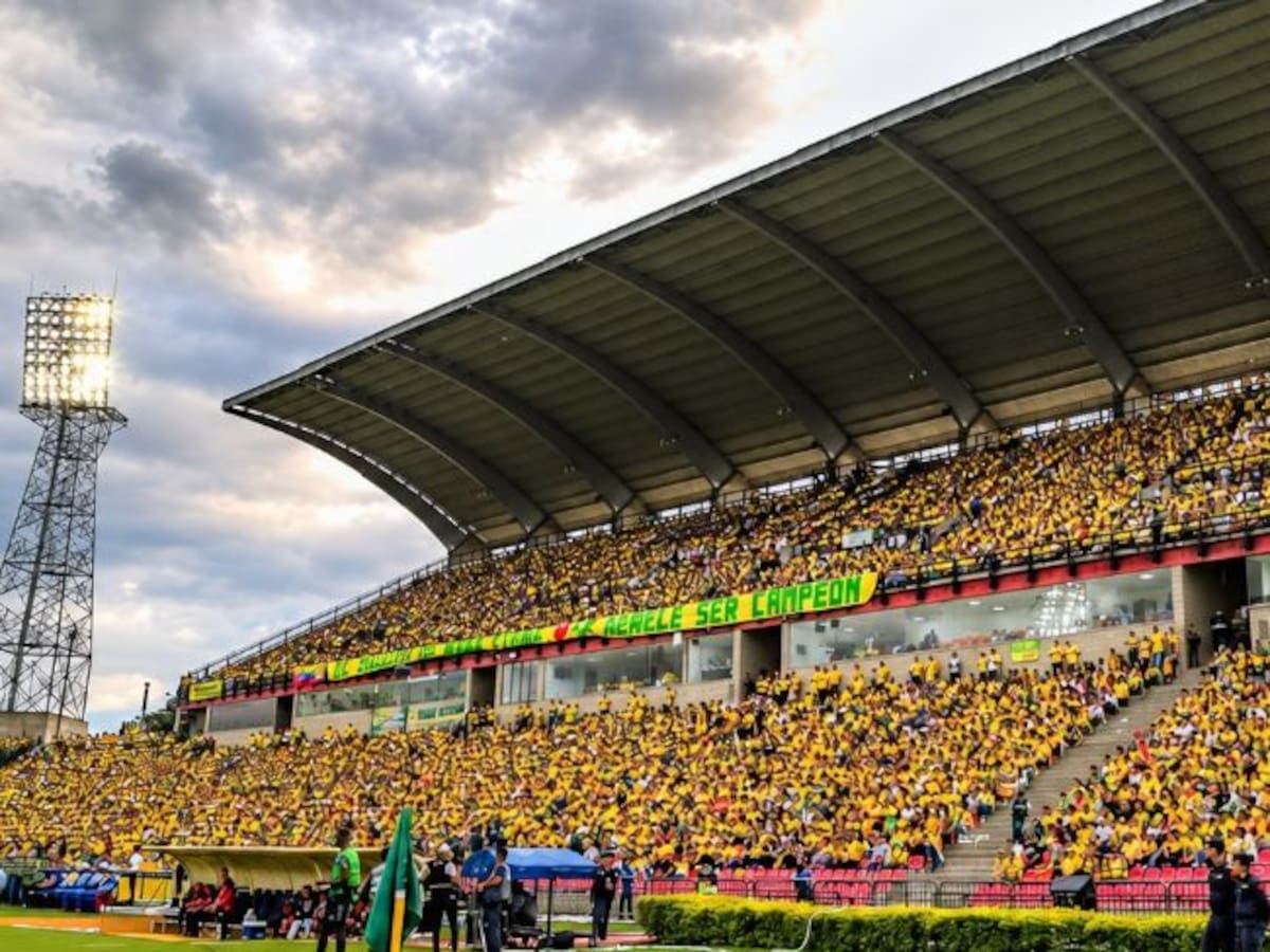 Reparan torre de iluminación del estadio Américo Montanini en Bucaramanga