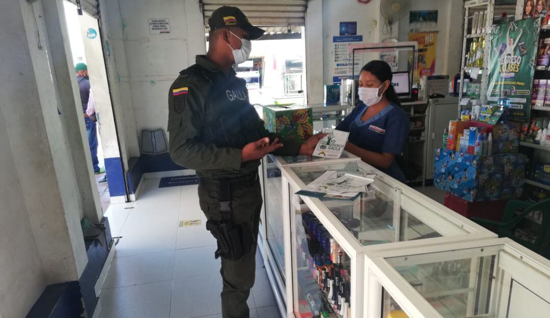 Miembro del Gaula en campaña con comerciantes para denunciar extorsiones