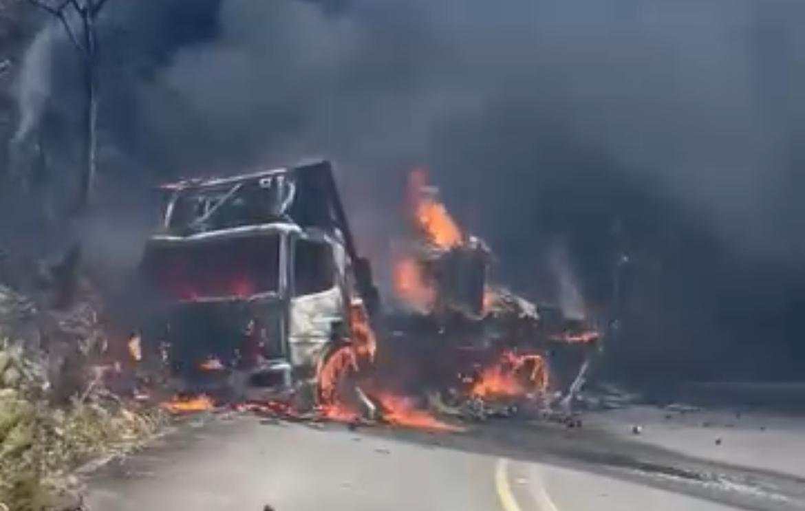Camión quemado por grupos ilegales en Anorí. Foto: Cortesía.