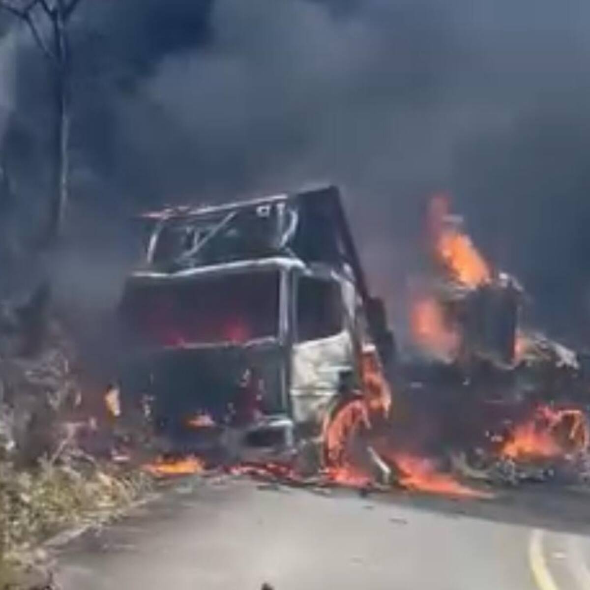 Las autoridades de Antioquia atribuyen a las disidencias la incineración del camión en Anorí