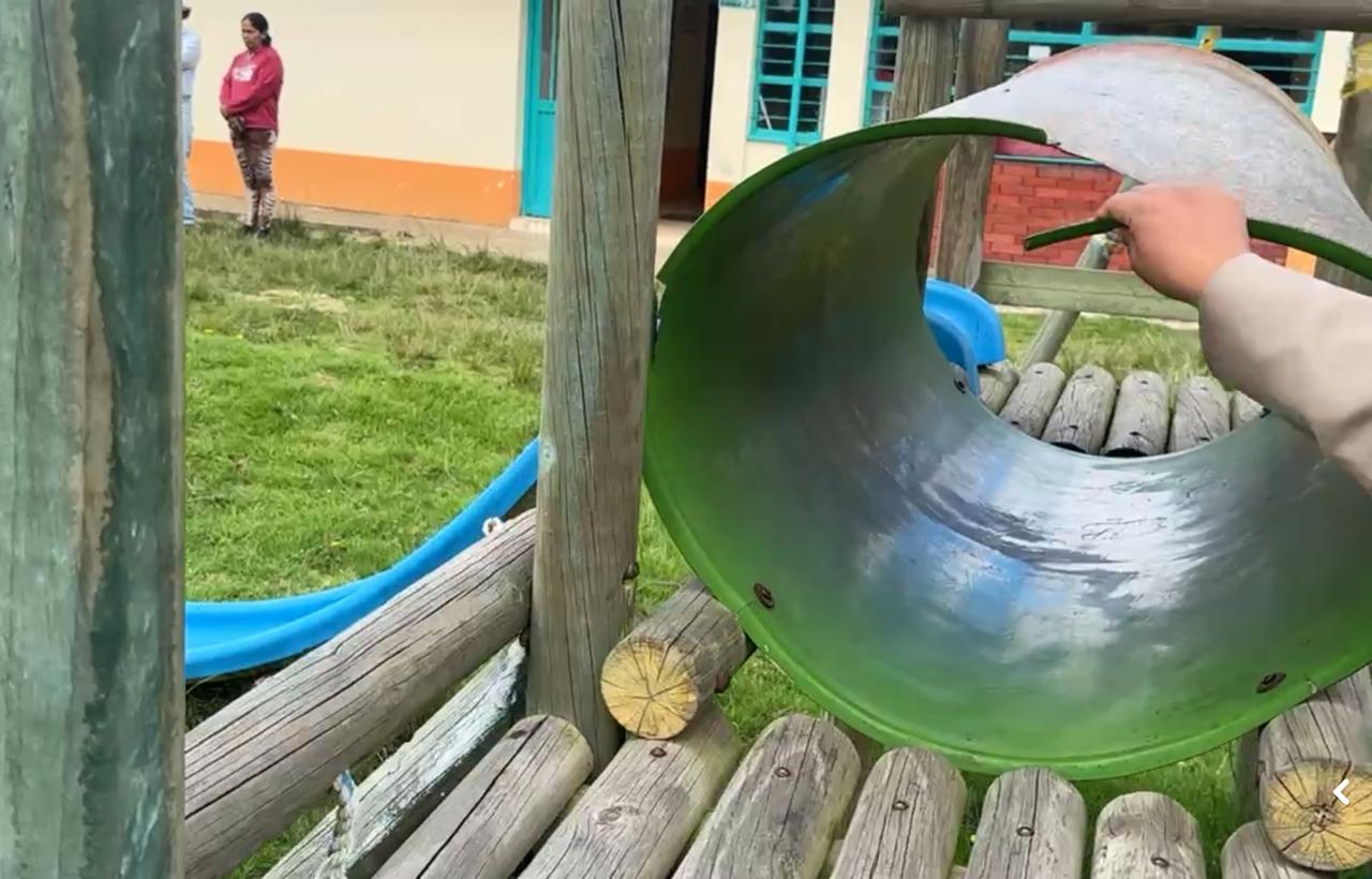 Tanto los salones como el parque infantil, se están cayendo a pedazos. Imagen | Captura de pantalla video de 7N Noticias