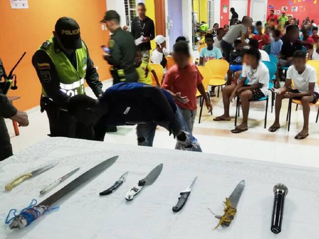 Jóvenes entregan armas a la Policía en Cartagena