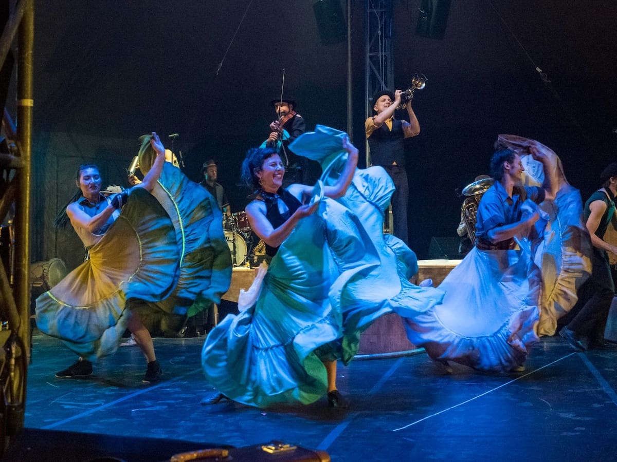 Un espectáculo de danza, música y circo con BARKA
