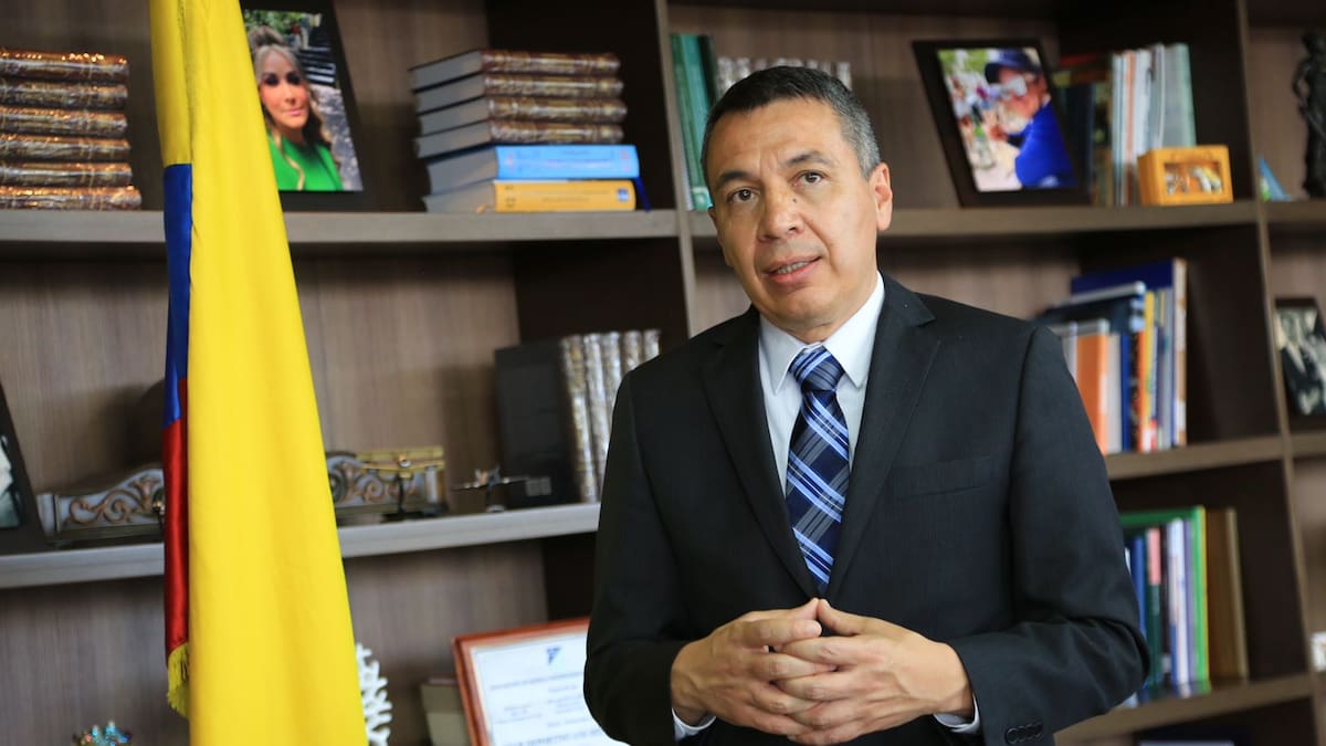 Ministro de Transporte anuncia la revisión de los contratos del estado con Corficolombiana