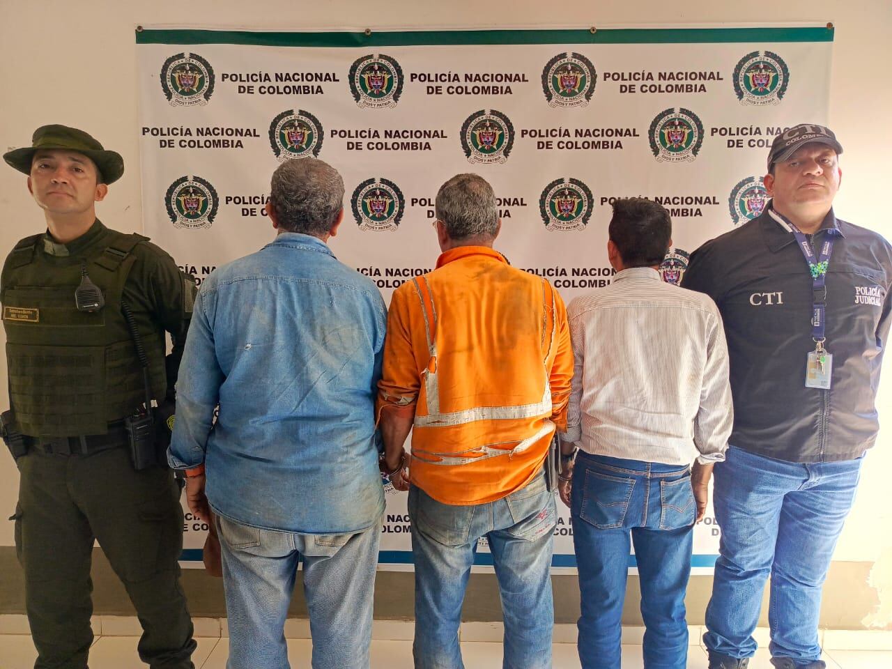 Los tres hombres que realizaban esta actividad junto con la maquinaria amarilla fueron trasladados inmediatamente hasta las instalaciones de la Unidad de Reacción Inmediata URI de la Fiscalía para ser judicializados por el delito de contaminación ambiental.