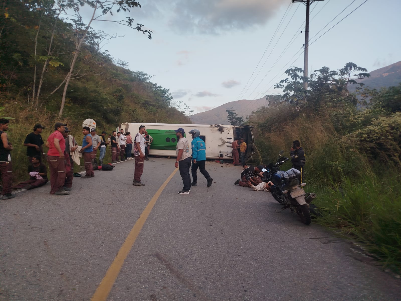 Bus volcado en la vía Hidroituango- foto cortesía