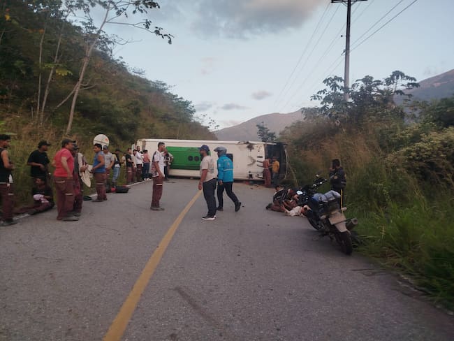 Bus volcado en la vía Hidroituango- foto cortesía