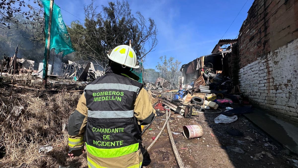 Controlado incendio que generó gran humareda en el centro de Medellín