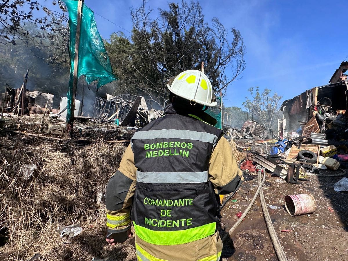Controlado incendio que generó gran humareda en el centro de Medellín