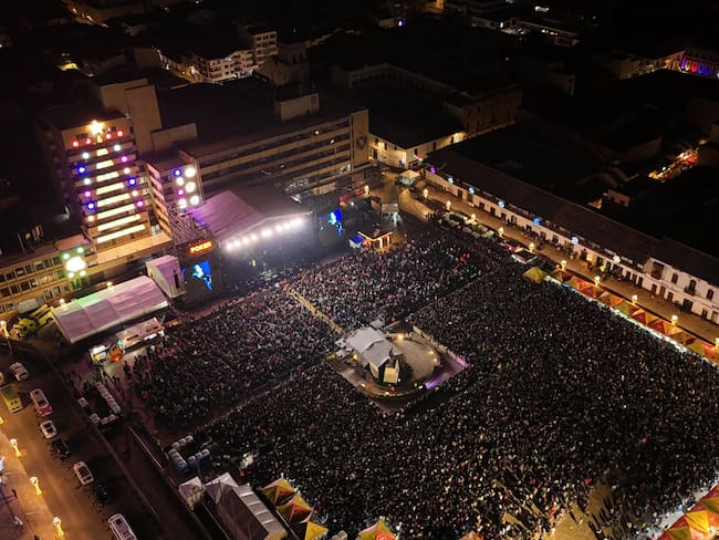 Durante las noches de verbenas se ha cerrado la Plaza de Bolívar ante el cumplimiento del aforo. Foto: Alcaldía de Tunja