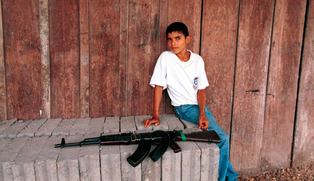 Niño colombiano junto a un arma.                   Foto: Getty 