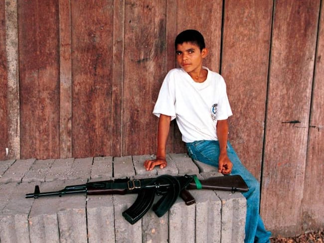 Niño colombiano junto a un arma.                   Foto: Getty 