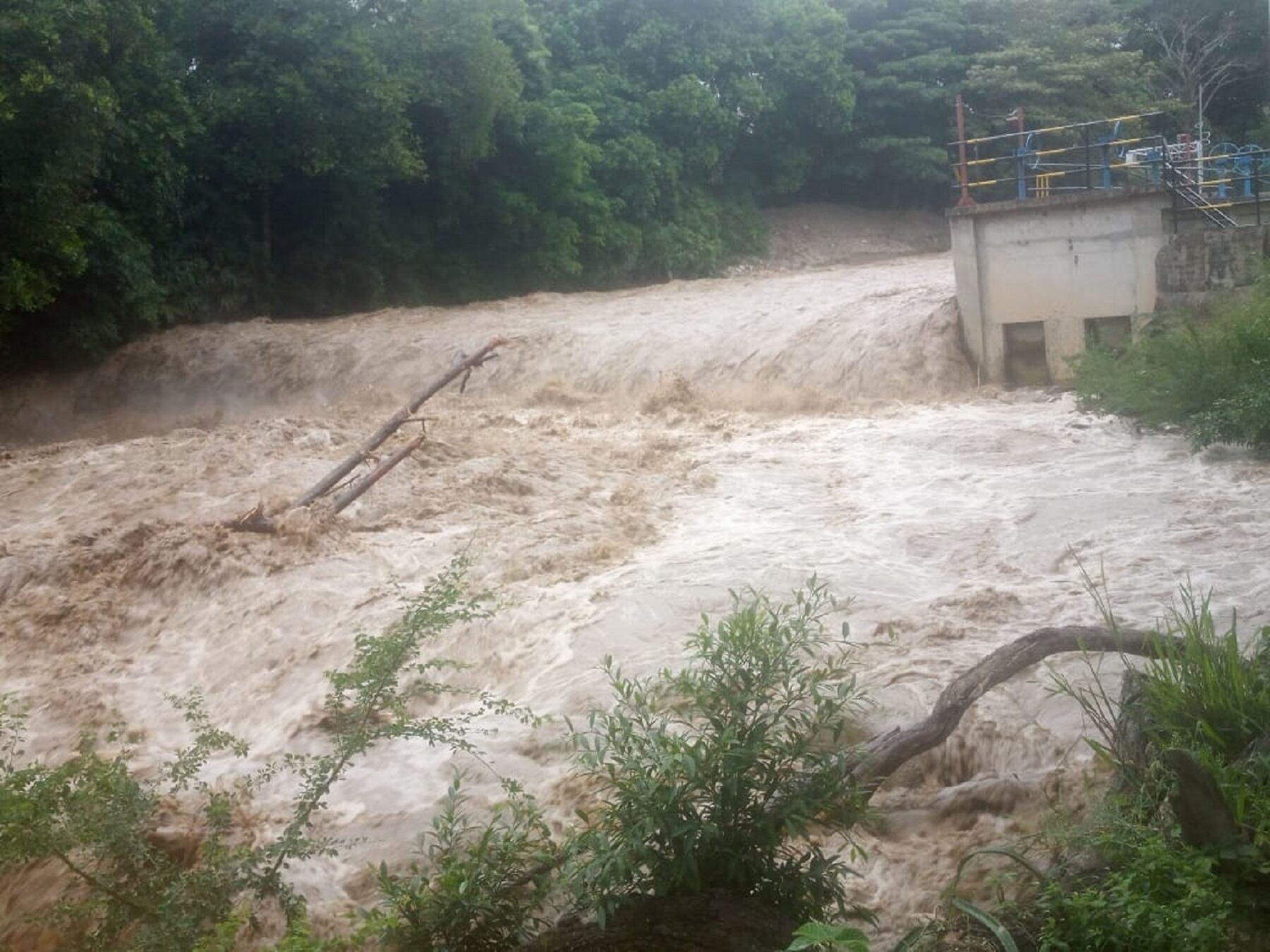 En Neiva no paran las lluvias, cerca de 80 familias damnificadas