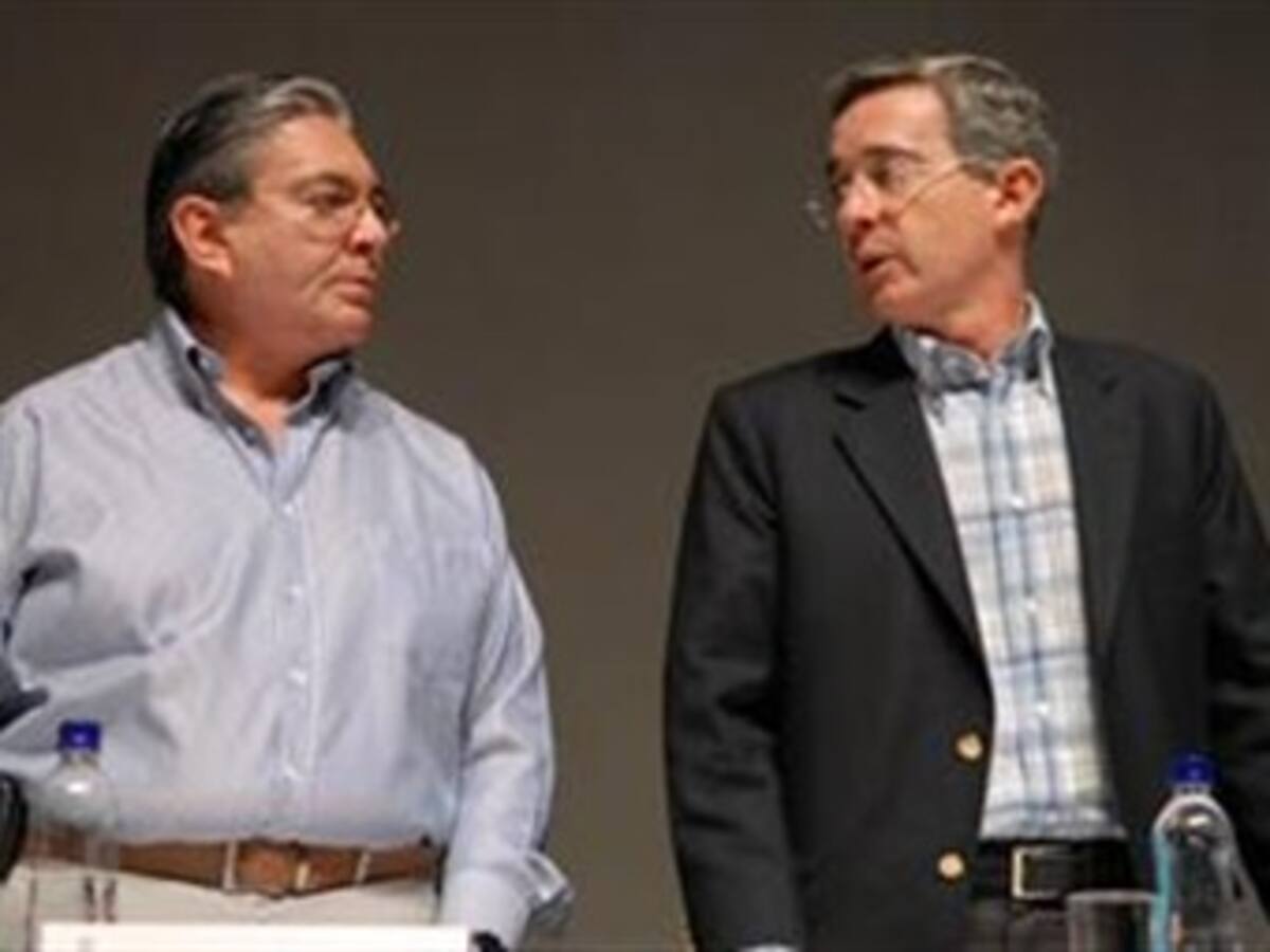 Uribe denuncia que grupos terroristas adquirieron lanzacohetes en los mercados internacionales