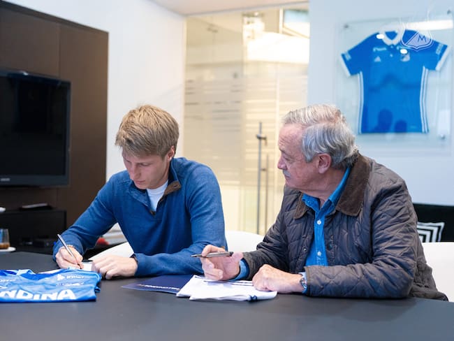 Andrés Llinás firmando su contrato con Millonarios / @MillosFCoficial