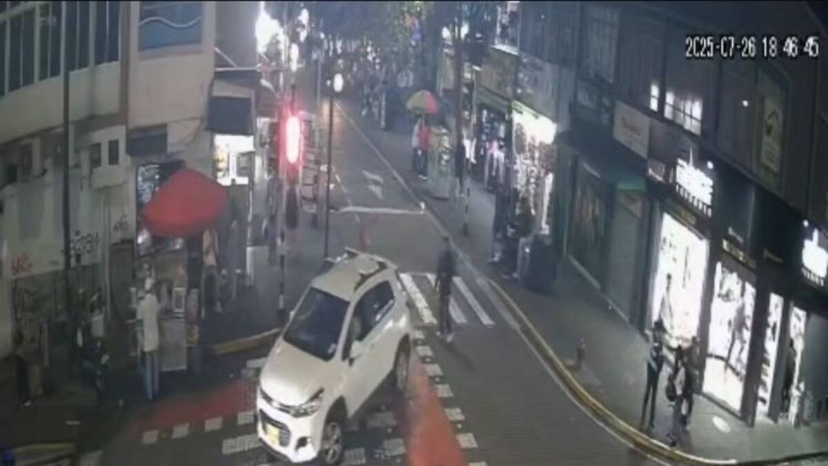 Caos en el centro de Pereira: carro en contravía chocó con un taxi y atropelló a varias personas