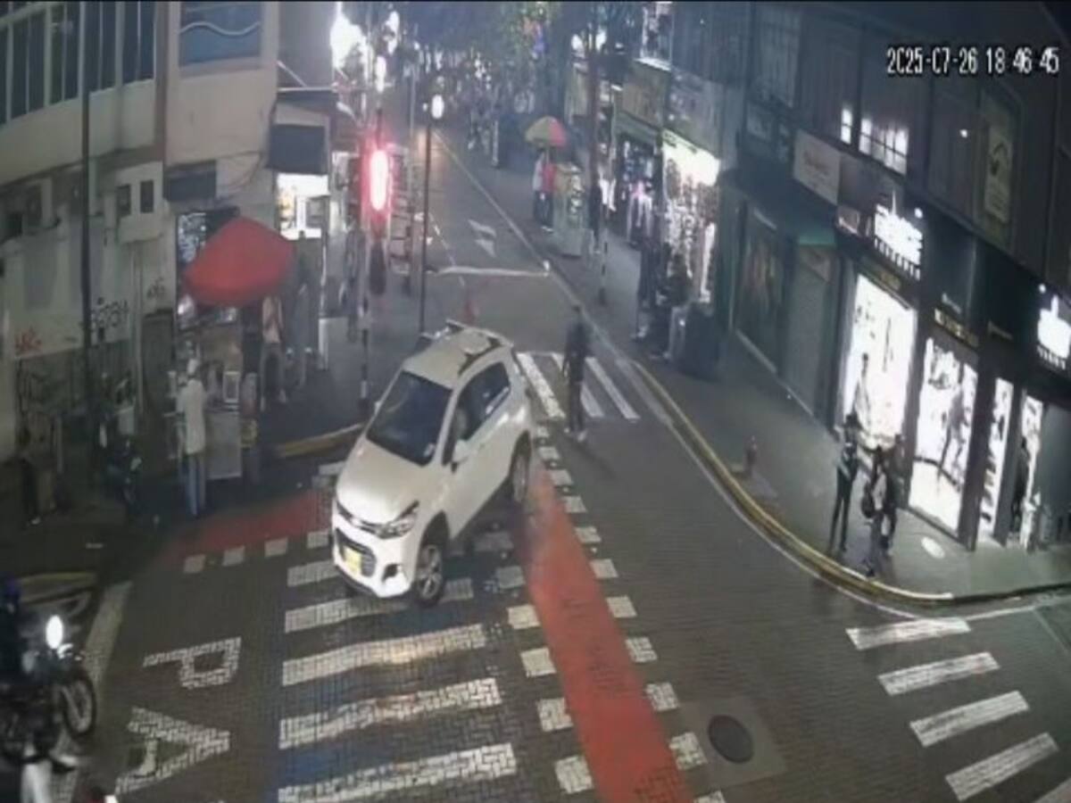 Caos en el centro de Pereira: carro en contravía chocó con un taxi y atropelló a varias personas