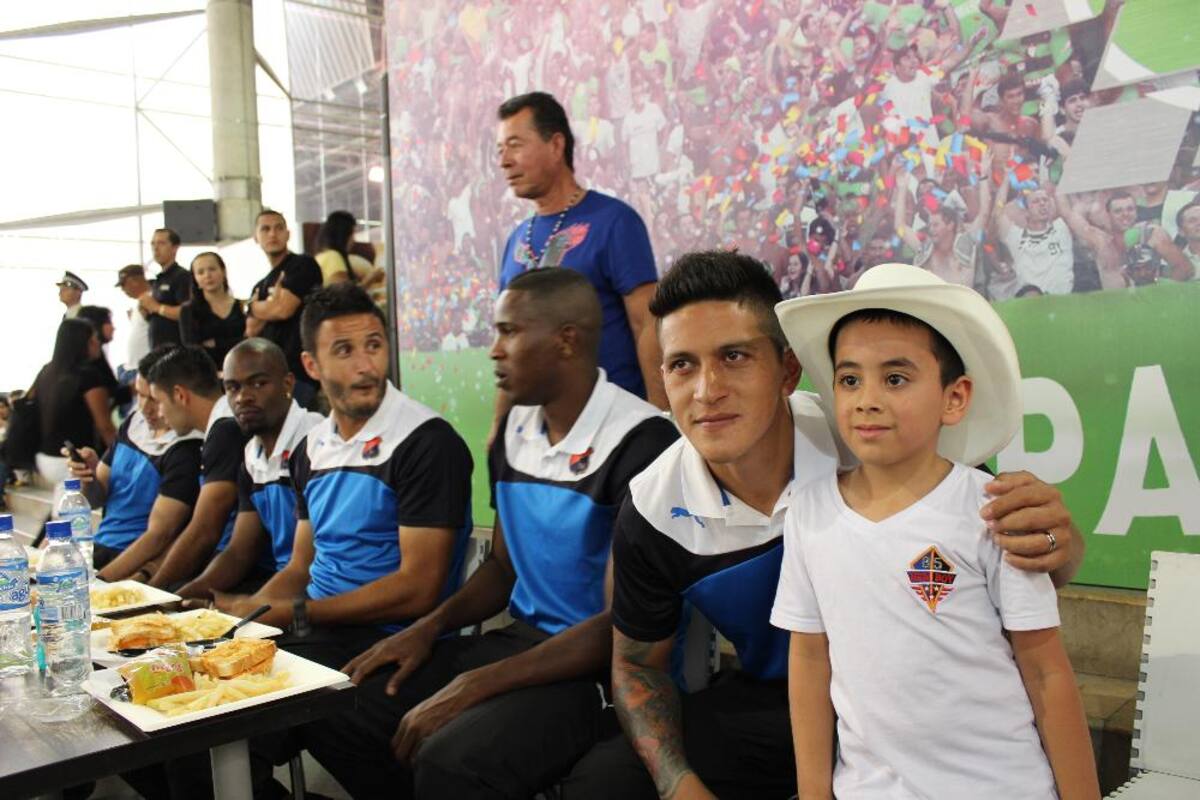 Cuerpo técnico y jugadores disfrutaron por igual de una mañana con fieles seguidores en Plaza Mayor Medellín.