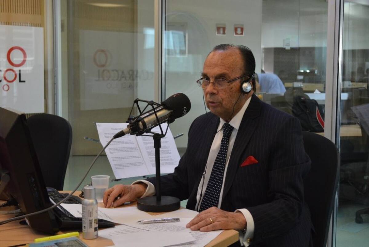 Tras dos décadas de estar inundando de humor a los colombianos, el admirado periodista se retira de La Luciérnaga, vea como desarrolla su último programa.