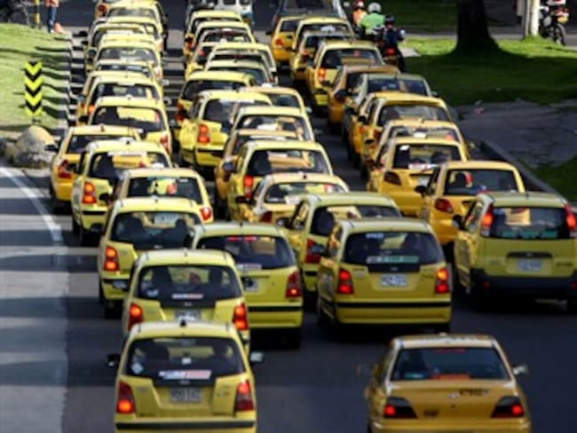 Carrera mínima en taxis aumentaría 100 o 200 pesos en Bogotá
