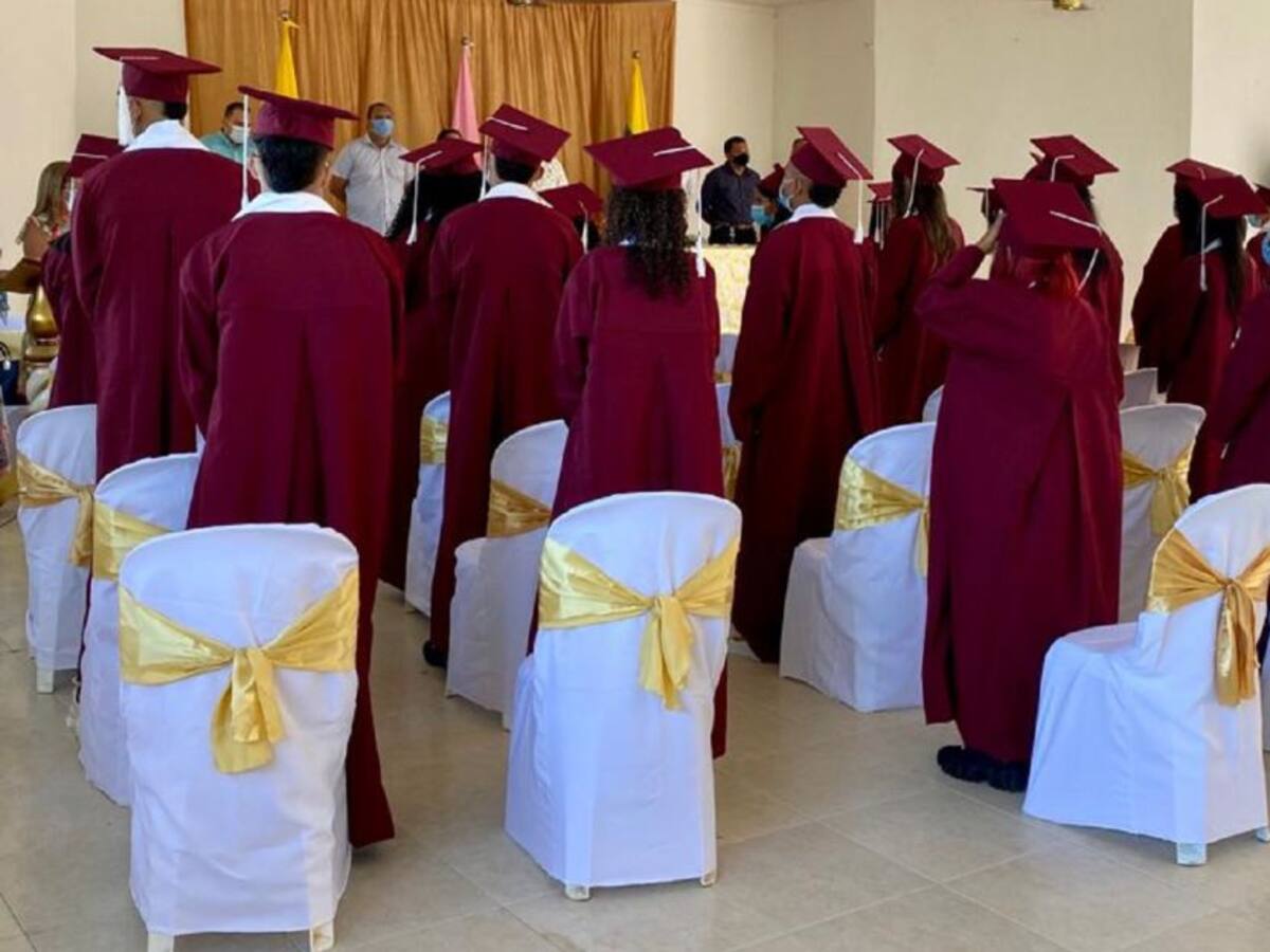 Reincorporados de los Montes de María se graduaron como bachilleres