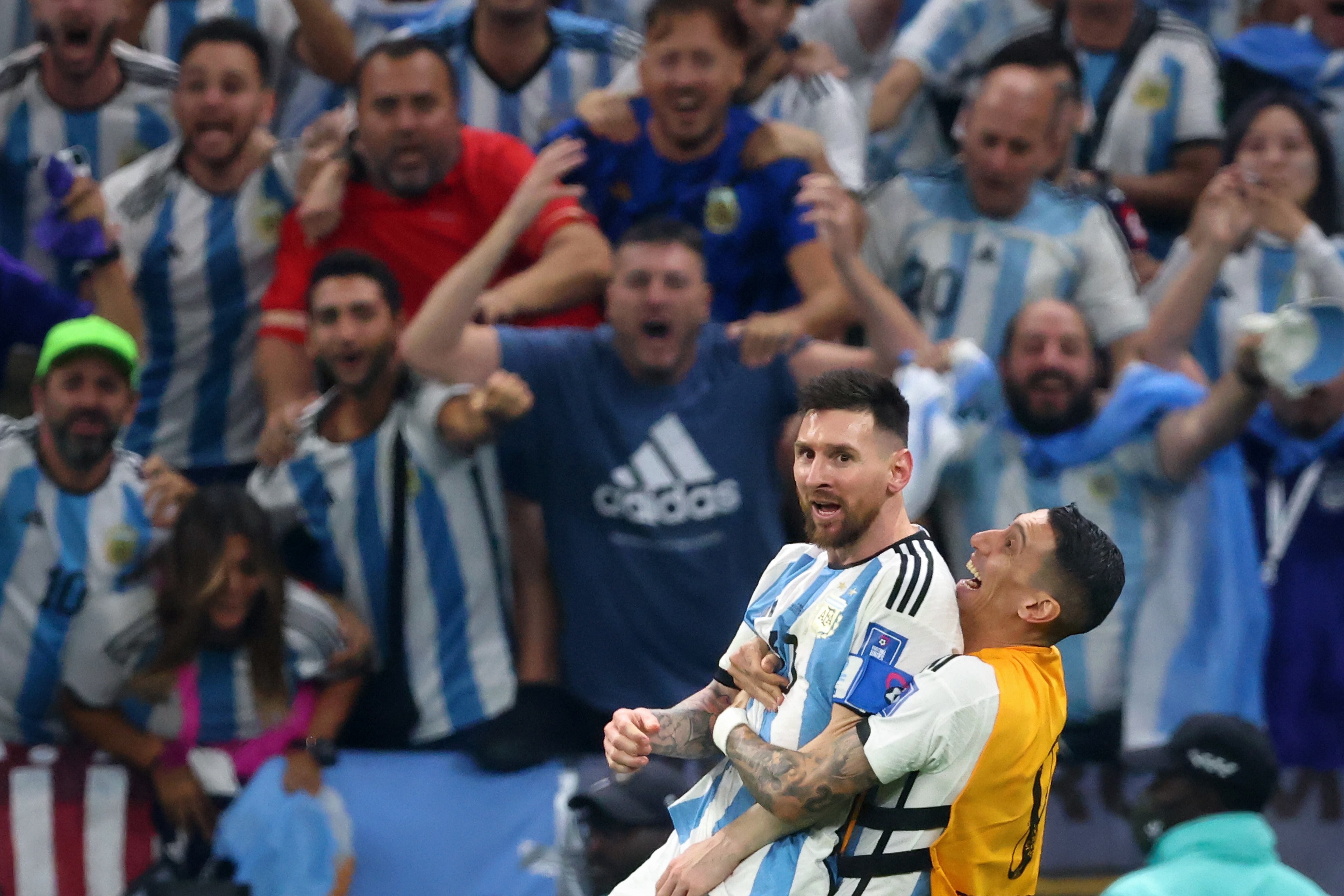 Messi y Di Marpia festejan durante la final del Mundial en Qatar. (Photo by Stefan Matzke - sampics/Corbis via Getty Images)