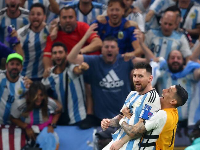 Messi y Di Marpia festejan durante la final del Mundial en Qatar. (Photo by Stefan Matzke - sampics/Corbis via Getty Images)
