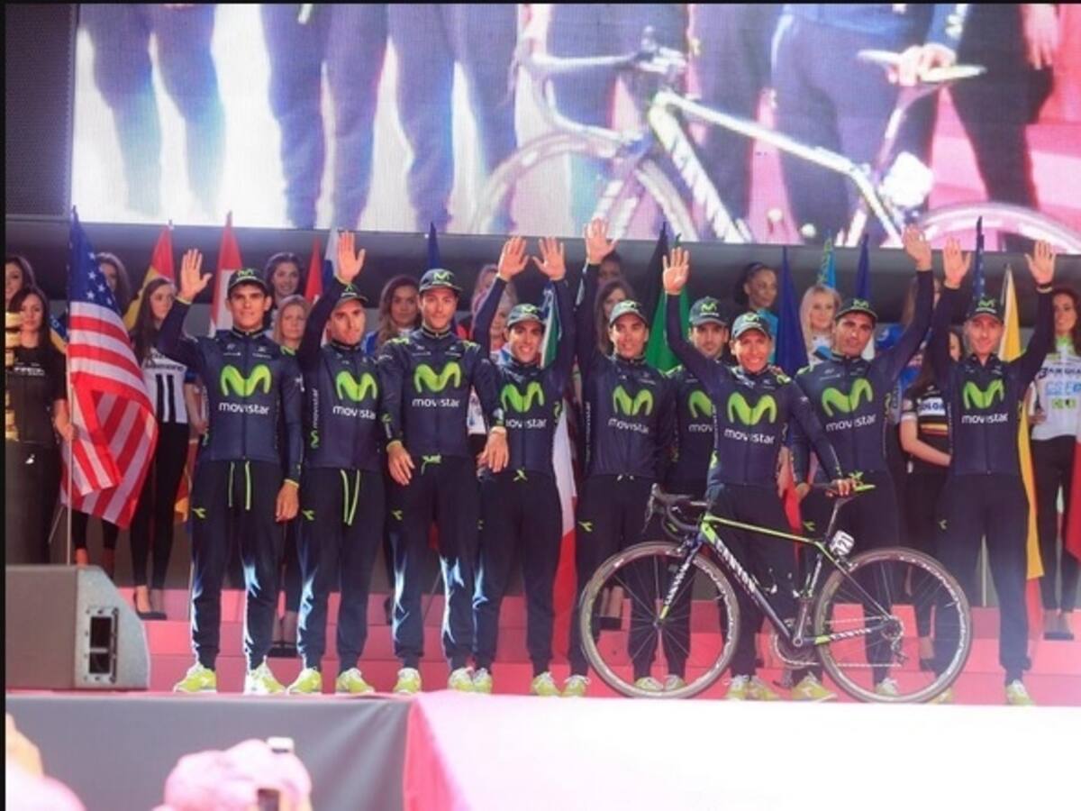 El equipo Movistar anima a Nairo Quintana antes del Giro de Italia