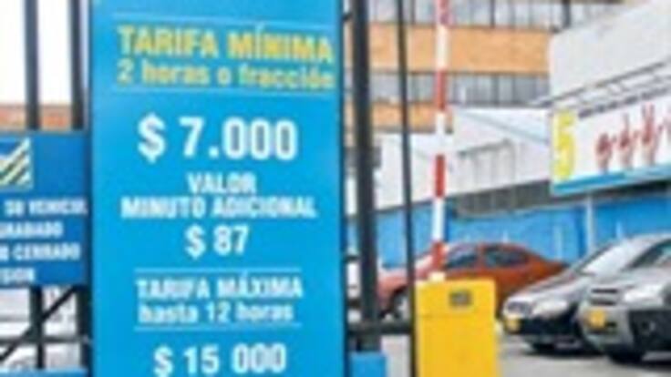 La Alcaldía de Bogotá aun no soluciona el problema del cobro por minutos en los parqueaderos. Concejal, Andrés Camacho