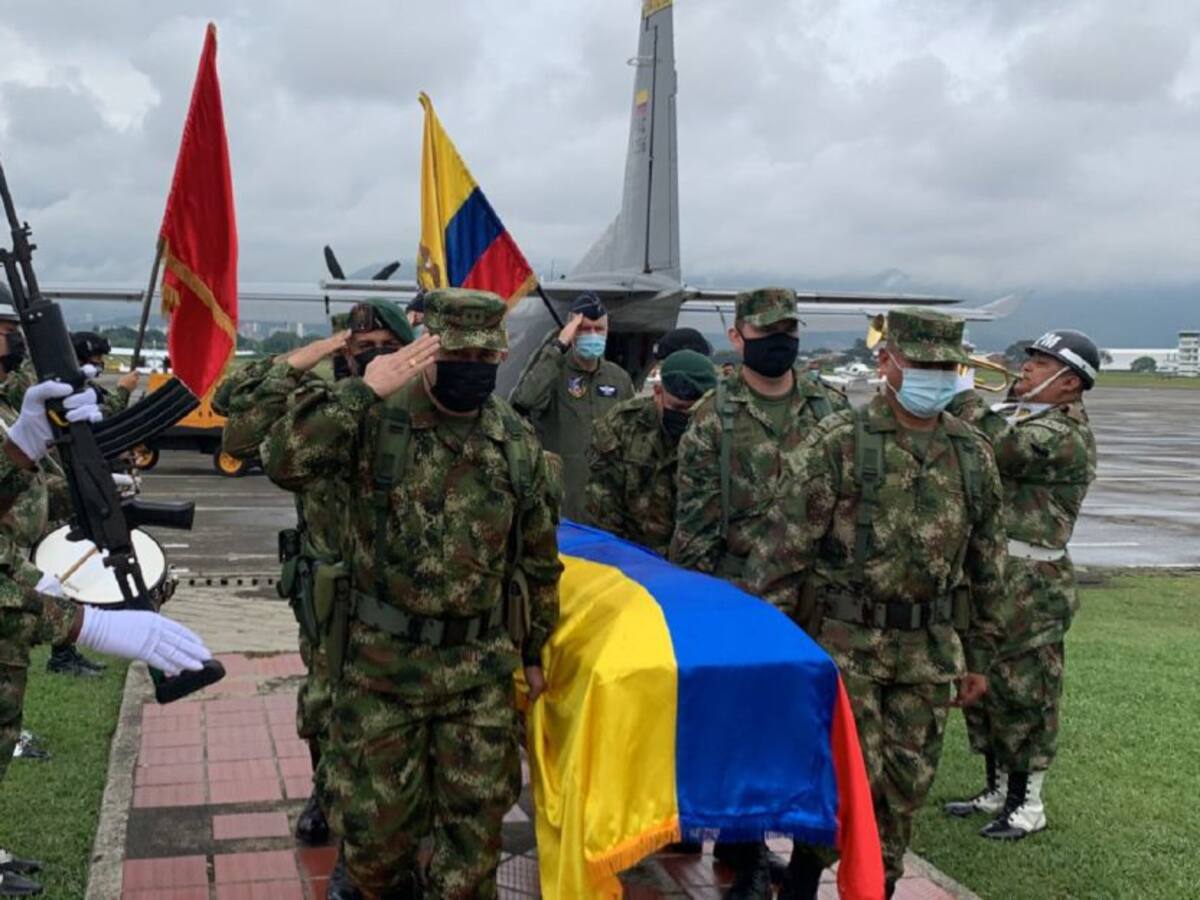 Con honores militares despiden a héroes de la patria