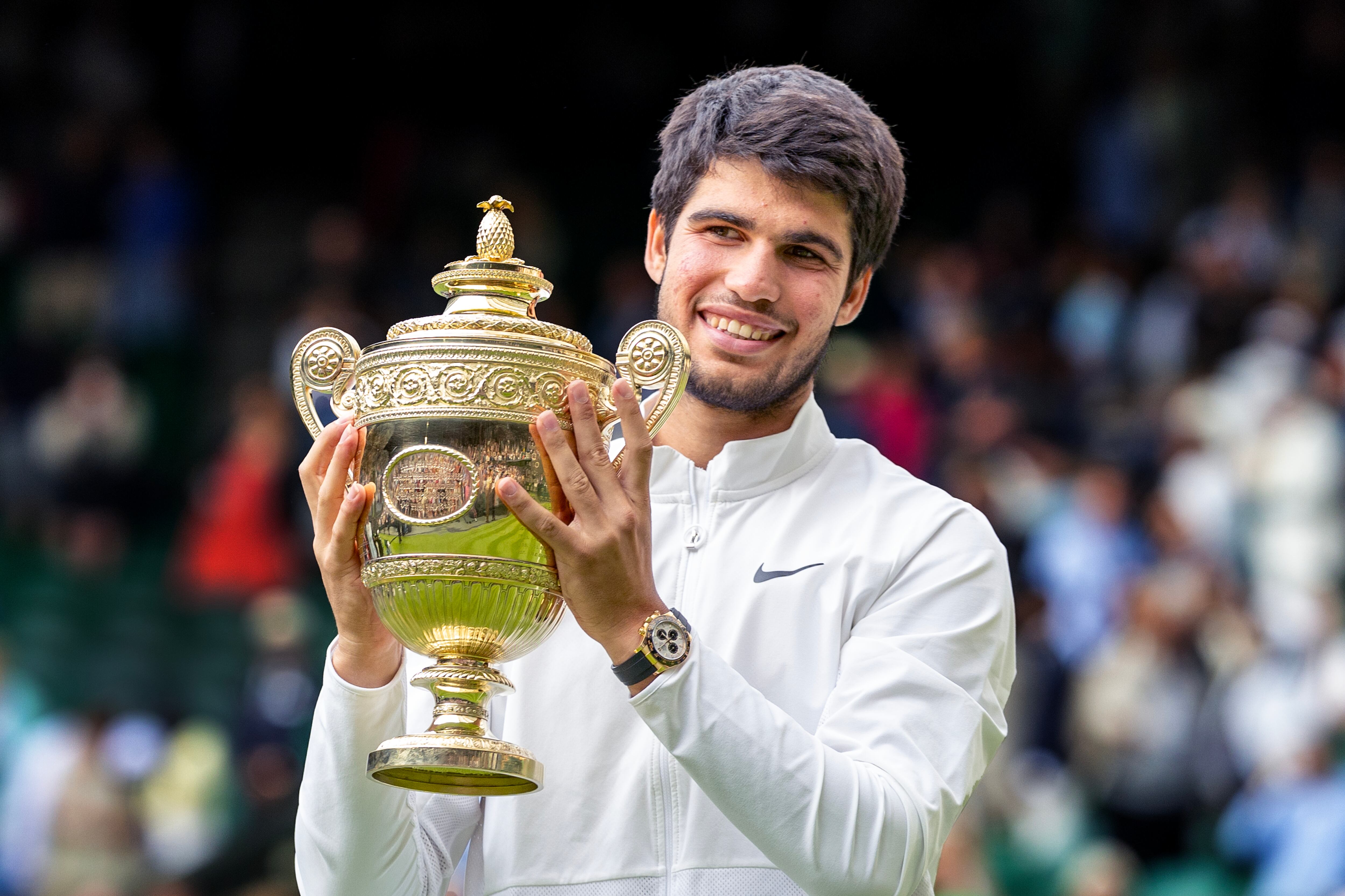 Carlos Alcaraz celebra con su primer trofeo de Wimbledon. (Photo by Tim Clayton/Corbis via Getty Images)