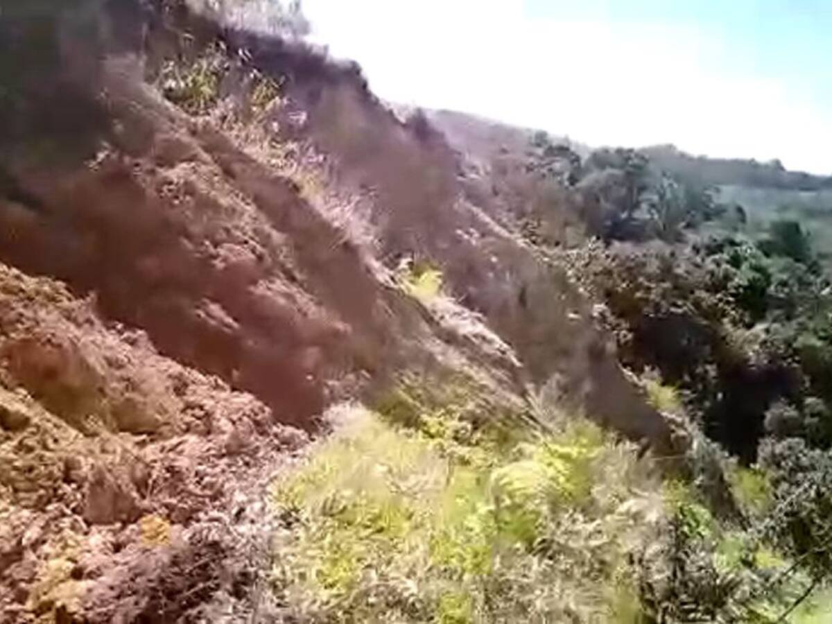 En riesgo habitantes de Baraya -Huila por deslizamiento
