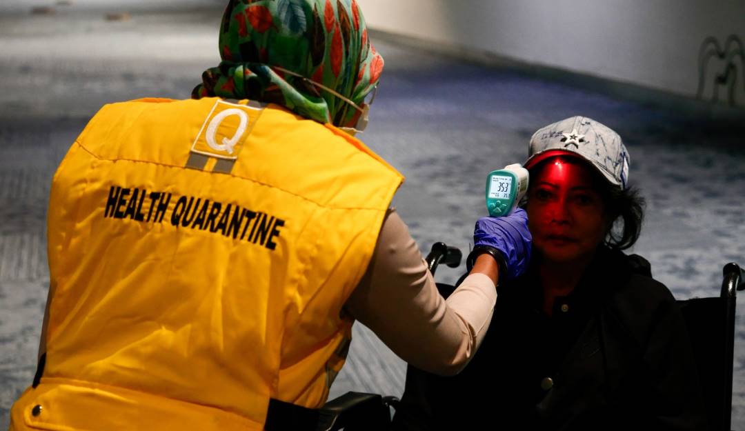 Revisión de viajeros que llegan a Indonesia. Foto: Getty