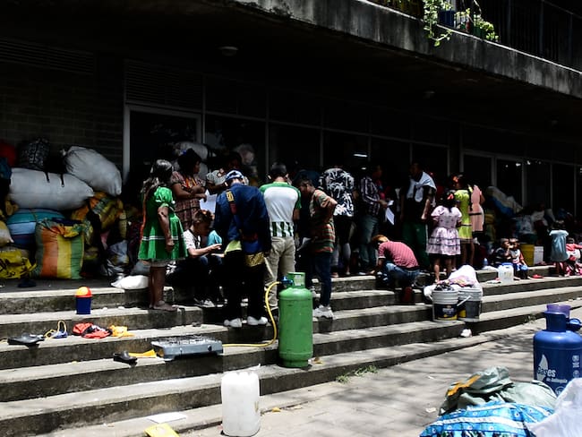 Cambuches de indígenas de Chocó, asentados en Medellín. Cortesía: Alcaldía de Medellín.