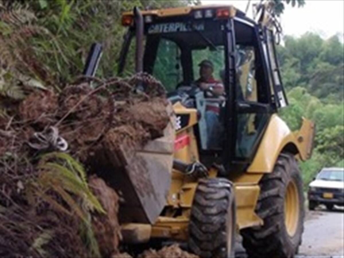 Combos de maquinaria y operarios acompañan viajeros en Caldas