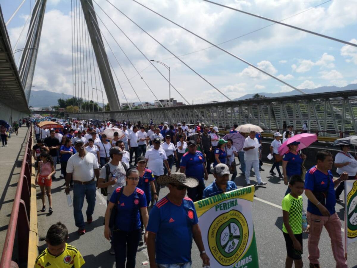 Cerca de 500 personas marchan por las principales calles de Pereira y Dosquebradas en Risaralda, en conmemoración al día internacional del trabajo, centrales obreras, sindicatos y estudiantes acompañan la movilización, en donde se exigen garantías laborales óptimas, se pide frenar la informalidad que en el área metropolitana alcanza el 50% y mejorar las condiciones de los maestros de Colombia. La marcha partió desde Dosquebradas, tomaron el viaducto César Gaviria Trujillo y culminará con un plantón en la Plaza de Bolívar de Pereira.