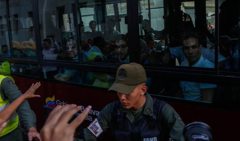 Un grupo de "presos políticos" son trasladados desde la Cancillería venezolana donde recibieron un beneficio de libertad.