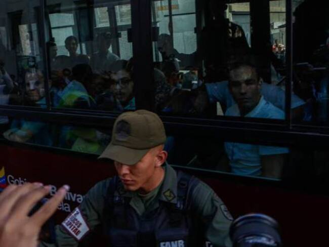 Un grupo de &quot;presos políticos&quot; son trasladados desde la Cancillería venezolana donde recibieron un beneficio de libertad.