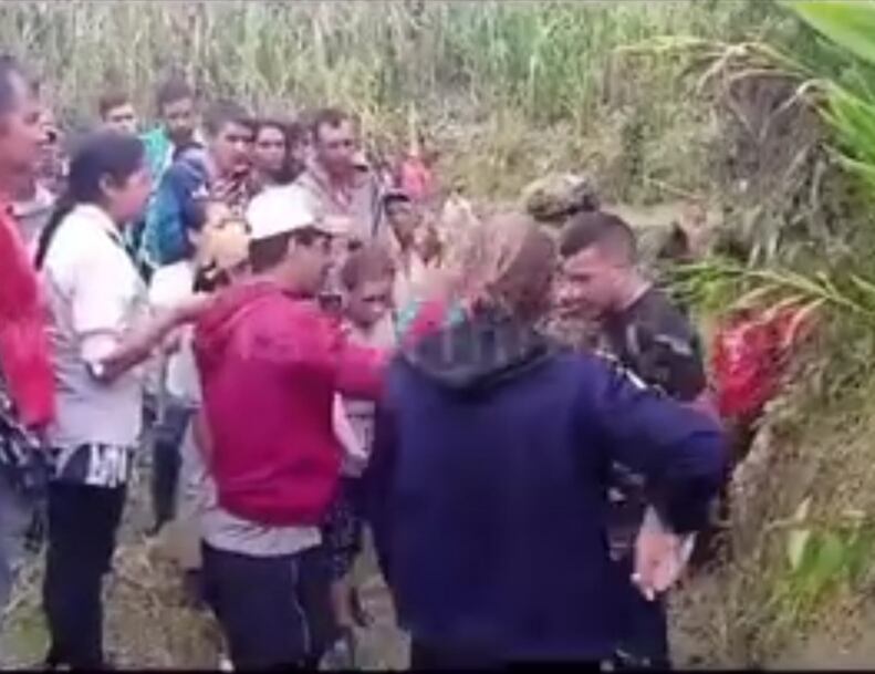 Cuando los detenidos iban a ser trasladados, habitantes de la vereda Los Rosales, instados por los subversivos, según las autoridades, obligaron a la tropas a dejar libre a dos de los subversivos capturados.