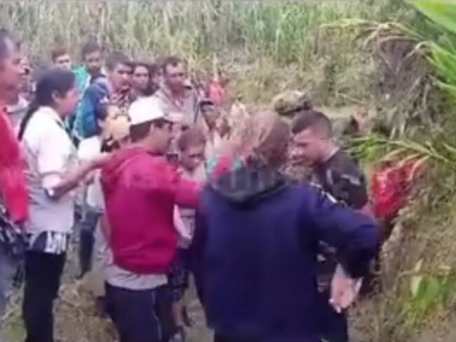 Cuando los detenidos iban a ser trasladados, habitantes de la vereda Los Rosales, instados por los subversivos, según las autoridades, obligaron a la tropas a dejar libre a dos de los subversivos capturados.