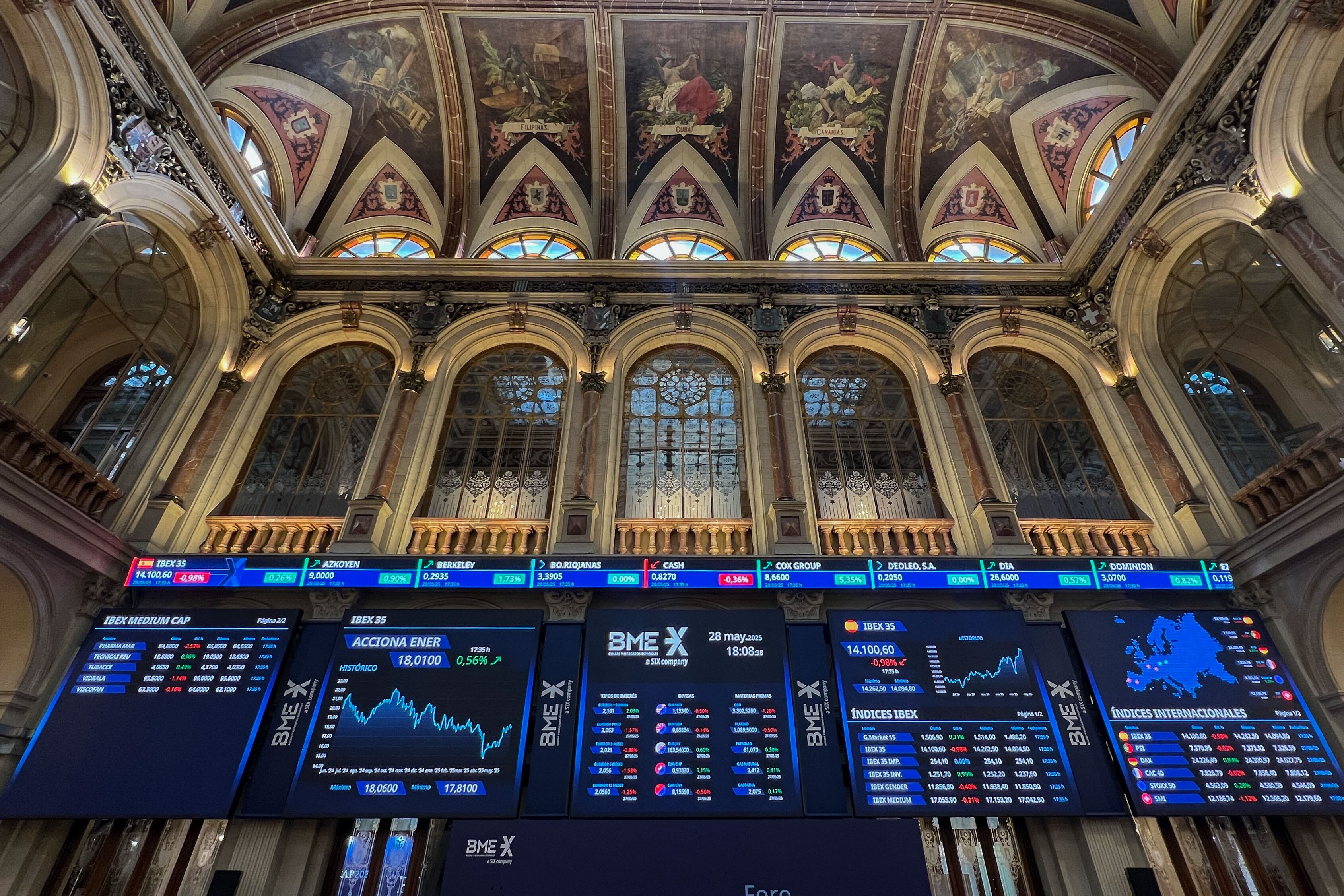 MADRID, 28/05/2025.- La Bolsa española bajó el 0,98 % este miércoles condicionada por la caída de los bancos y de Wall Street. El principal indicador del parqué español perdió 139,3 puntos, ese 0,98 %, hasta 14.100,6 puntos, con lo que vuelve a niveles de cinco días atrás. En el año acumula una subida del 21,61 %. EFE/ Altea Tejido