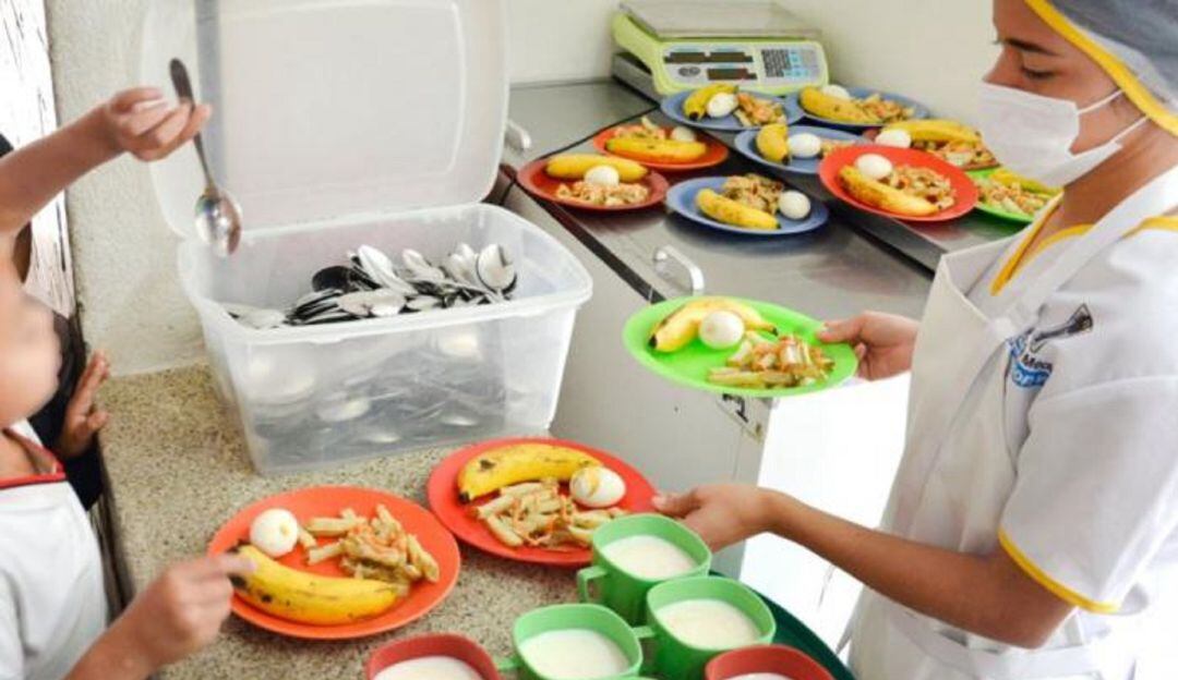 Las denuncias se hicieron virales a través de redes sociales, en donde los padres de familia dejaron en evidencia verduras en estado de descomposición. 