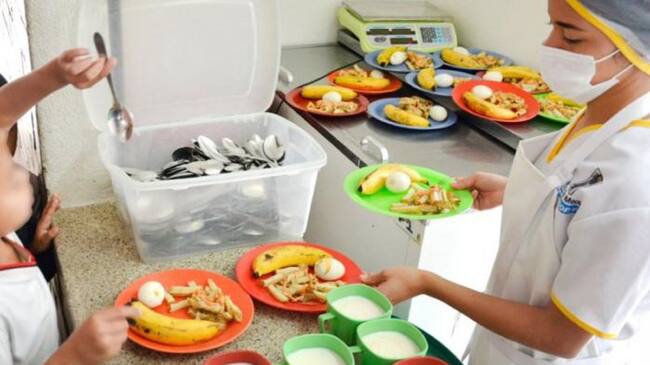 Las denuncias se hicieron virales a través de redes sociales, en donde los padres de familia dejaron en evidencia verduras en estado de descomposición.