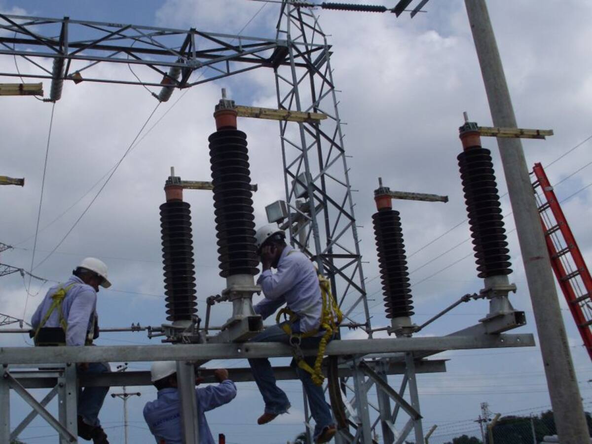Gobierno evalúa medidas para mitigar alto costo de tarifas de energía