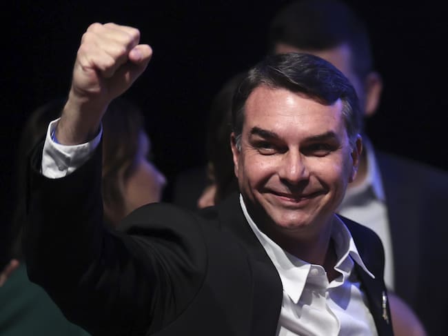 Según el registro electoral, Flávio Bolsonaro había sido inscrito a otro partido político, lo que impedía su postulación al cargo por su colectividad.
(Foto: Mateus Bonomi/Anadolu via Getty Images)