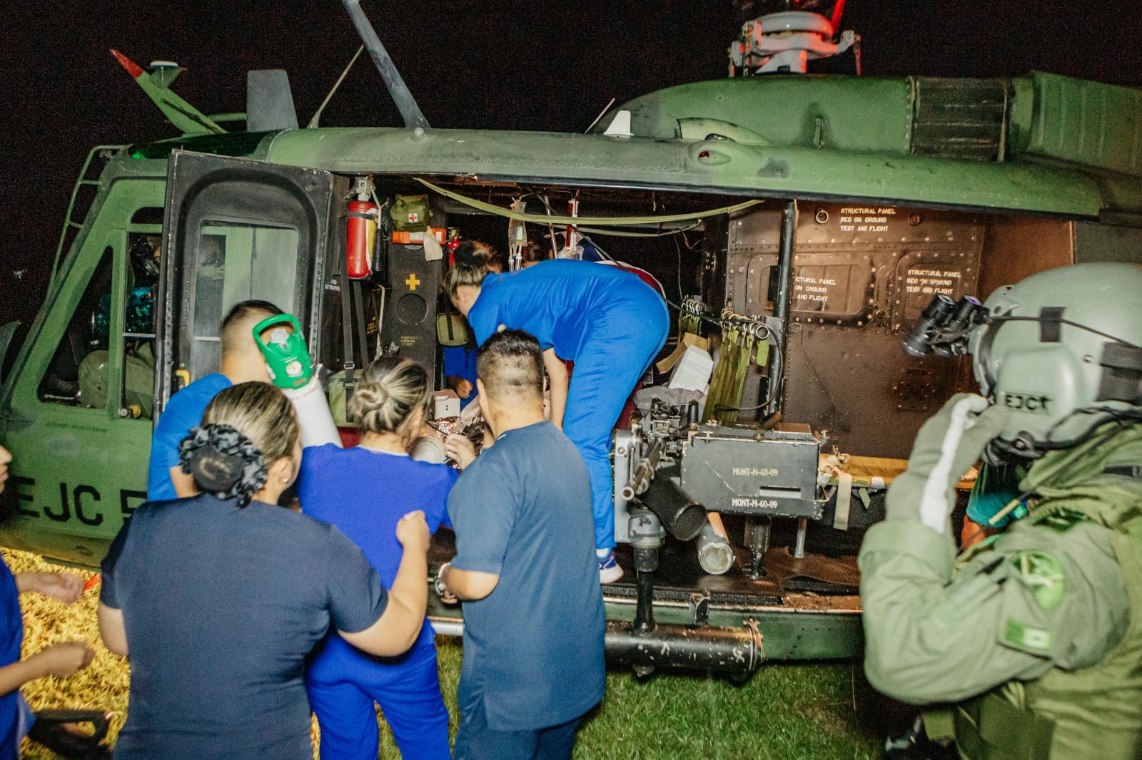 Evacuación aérea de la mujer herida durante un entrenamiento militar en La Plata. La víctima fue trasladada en helicóptero al Hospital Universitario de Neiva. Foto: Ejército Nacional.