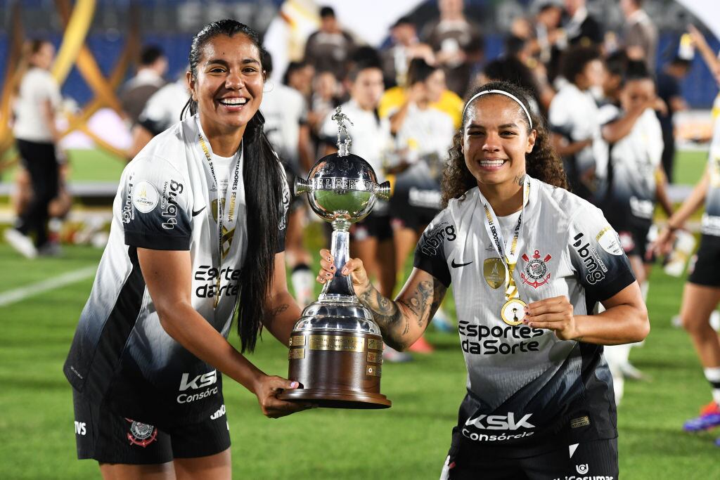 Daniela Arias y Gisela Robledo jugadoras de Corinthians, con la Copa CONMEBOL Libertadores Femenina 2024 /Getty Images