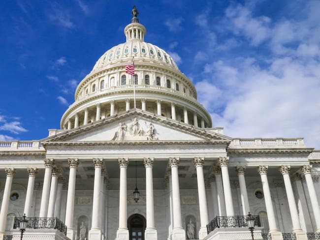 Senado de EEUU acuerda billonario plan para mitigar el COVID-19