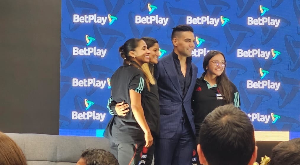 Falcao García junto a las jugadoras de la Selección Colombia, Carolina Arias, Sandra Sepúlveda y María Camila Reyes / Caracol Radio.