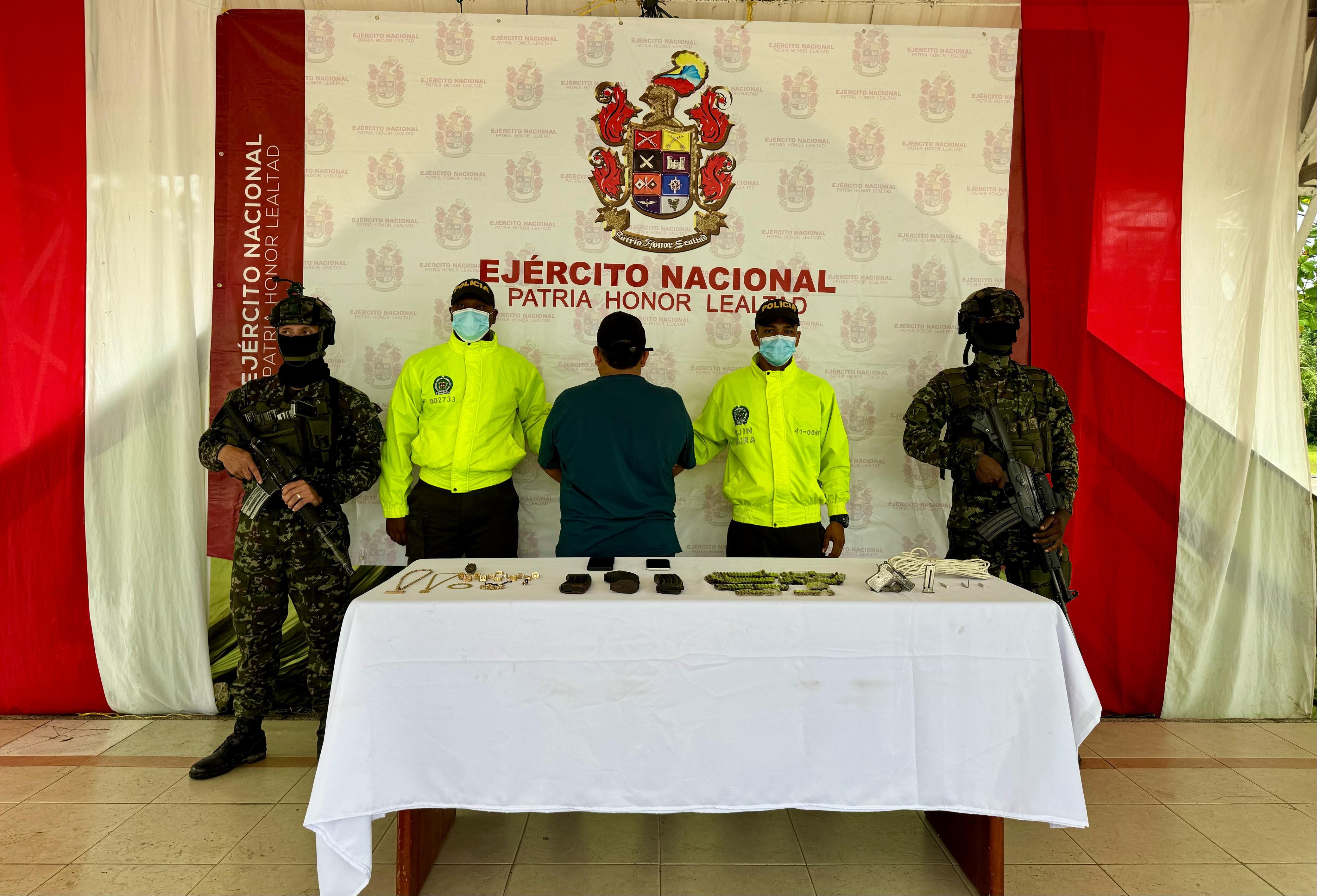 Alias 'Chere' o 'Cabeza de Marrana' fue dejado a disposición de las autoridades, tras su captura en Turbo. Foto: Ejército.